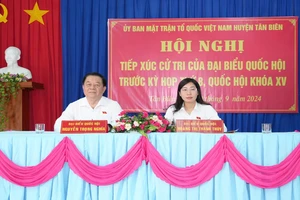 Đại biểu Quốc hội Nguyễn Trọng Nghĩa và Đại biểu Quốc hội Hoàng Thị Thanh Thúy tiếp xúc cử tri huyện Tân Biên.