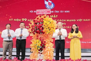 Phó Bí thư Thường trực Tỉnh ủy Tây Ninh Phạm Hùng Thái (thứ hai từ trái sang) tặng hoa chúc mừng đội ngũ báo chí tỉnh Tây Ninh tại buổi họp mặt kỷ niệm Ngày Báo chí cách mạng Việt Nam 21/6/2024.