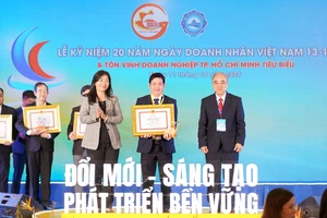 Tổng Giám đốc SATRA Lâm Quốc Thanh nhận danh hiệu “Doanh nghiệp, doanh nhân Thành phố Hồ Chí Minh tiêu biểu” năm 2024. (Ảnh: SATRA)