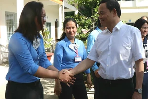 Phó Thủ tướng Trần Lưu Quang động viên cán bộ cơ sở cai nghiện ma túy thành phố Cần Thơ tại tỉnh Hậu Giang.