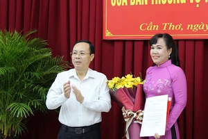 Lãnh đạo Thành ủy Cần Thơ trao quyết định cho đồng chí Võ Kim Thoa.