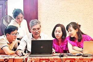 Ông Phạm Hoài Thanh hướng dẫn kỹ năng làm đồ họa động trên báo điện tử cho các học viên.
