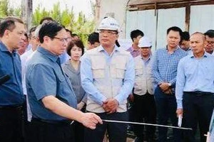 Thủ tướng Chính phủ kiểm tra việc giải phóng mặt bằng đường cao tốc, tuyến Cần Thơ-Cà Mau, đoạn qua địa phận tỉnh Bạc Liêu. (Ảnh: CTV)