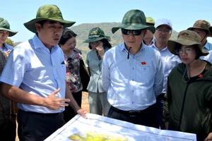 Đoàn công tác khảo sát thực tế vị trí trồng rừng thay thế tại Khu bảo tồn thiên nhiên Tà Kóu, huyện Hàm Thuận Nam.