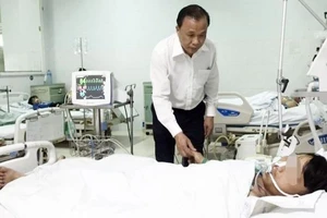 Giám đốc Sở Y tế tỉnh Quảng Nam Mai Văn Mười thăm bệnh nhân ngộ độc thực phẩm điều trị tại Bệnh viện Đa khoa khu vực miền núi phía bắc Quảng Nam.