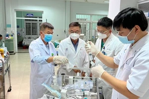Các bác sĩ Bệnh viện Chợ Rẫy cấp cứu cho bệnh nhân ngộ độc tại Quảng Nam. (Ảnh: Bệnh viện cung cấp)