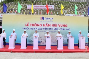 Lãnh đạo Bộ Giao thông vận tải cùng nhà thầu và lãnh đạo địa phương thực hiện nghi thức nhấn nút Lễ thông hầm Núi Vung.