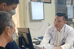 Bác sĩ Nguyễn Quang Thành tư vấn cho người bệnh.