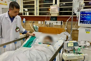 Tiến sĩ, bác sĩ Nguyễn Trung Nguyên, Giám đốc Trung tâm chống độc, Bệnh viện Bạch Mai thăm khám cho trường hợp nặng nhất vụ ngộ độc.