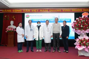 Hai người bệnh được ghép phổi thành công chúc mừng và tri ân Nhân dịp Ngày thầy thuốc Việt Nam.