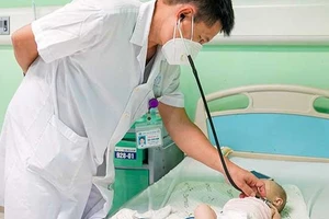 Tiến sĩ, bác sĩ Thái Thiên Nam đang thăm khám cho bệnh nhi ngộ độc vitamin D.