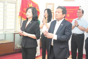 Trước buổi lễ, Bộ trưởng Y tế Đào Hồng Lan đã đến dâng hương tưởng niệm cố bác sĩ Phạm Ngọc Thạch tại Phòng truyền thống Bệnh viện Phổi Trung ương.