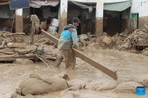 Một người đàn ông dọn đồ đạc tại làng Laqia, huyện Baghlan-e-Markazi, tỉnh Baghlan phía bắc Afghanistan, do bị ảnh hưởng bởi lũ lụt, ngày 11/5. (Nguồn: Xinhua)