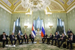 Tổng thống Nga Vladimir Putin (giữa, phải) và Chủ tịch Cuba Miguel Diaz-Canel (giữa, trái) trong cuộc hội đàm ở Moskva ngày 9/5/2024. (Ảnh: AFP/TTXVN)