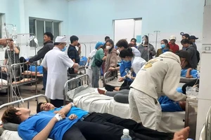 Trung tâm Y tế huyện Trảng Bom huy động nhiều y, bác sĩ, thiết bị để điều trị cho công nhân nghi bị ngộ độc thực phẩm sau bữa ăn chiều.
