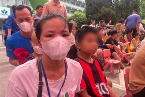 Bệnh nhi T.A.T (11 tuổi, ở Cao Bằng) đã bình phục sức khỏe, đón Tết thiếu nhi tại Bệnh viện Nhi Trung ương.