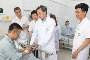 Thứ trưởng Y tế Trần Văn Thuấn thăm hỏi, động viên các nạn nhân trong vụ cháy ở Trung Kính đang điều trị tại Bệnh viện Bạch Mai.
