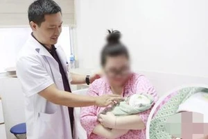 Sản phụ được các bác sĩ hỗ trợ giữ một thai thành công.