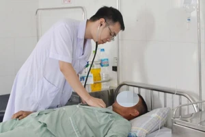 Bác sĩ chuyên khoa I Lương Minh Tuyến, Phó Trưởng Khoa Thận Lọc máu, Bệnh viện Bãi Cháy thăm khám cho các bệnh nhân bị rối loạn điện giải, suy thận cấp do nắng nóng.