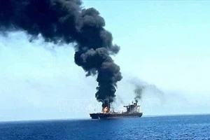 Một con tàu bị tấn công ngoài khơi Hodeidah, Yemen. (Ảnh (tư liệu) minh họa: IRNA/TTXVN)