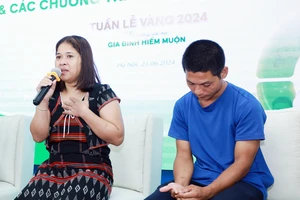Vợ chồng chị B Nướch Thị Tron (dân tộc Cơ Tu) và Phan Đình Thắng chia sẻ về khát khao mong con suốt 12 năm hiếm muộn.