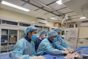 Kíp bác sĩ Bệnh viện đa khoa tỉnh Hà Giang thực hiện kỹ thuật ngày 5/6.