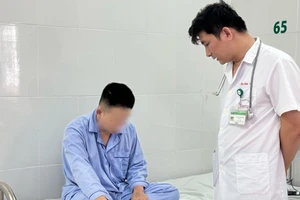Bác sĩ Lê Văn Thiệu, Bệnh viện Bệnh Nhiệt đới Trung ương khám cho bệnh nhân.
