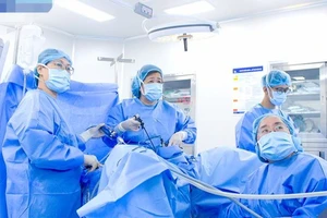 Bác sĩ chuyên khoa II Nguyễn Bá Mỹ Nhi (giữa) phẫu thuật nội soi khâu vòng tử cung cho chị T. vào tháng 7/2023.