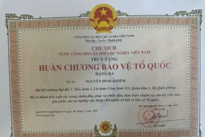 Huân chương Bảo vệ Tổ quốc hạng Ba truy tặng Đại úy Nguyễn Đình Khiêm. (Ảnh: Cục Tuyên huấn cung cấp)