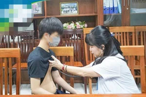 Phó Giáo sư, Tiến sĩ Nguyễn Phạm Anh Hoa, Trưởng khoa Gan mật thăm khám cho bé Đ.