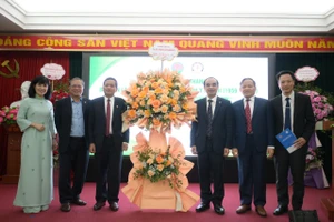 Đại diện Trường Đại học Y Hà Nội tặng hoa chúc mừng kỷ niệm 65 năm thành lập Bộ môn Lao và Bệnh phổi.