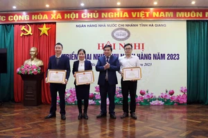 Lãnh đạo Ngân hàng Nhà nước Chi nhánh tỉnh Hà Giang trao Bằng khen của Thống đốc Ngân hàng Nhà nước cho tập thể, cá nhân có thành tích xuất sắc.