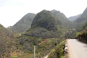 Cao nguyên đá Đồng Văn là vùng núi đá vôi có nhiều hang động và hố sụt.