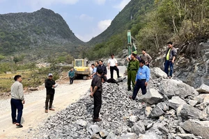 Đoàn công tác huyện Đồng Văn kiểm tra công trình có hoạt động khai thác khoáng sản tại xã Sà Phìn.