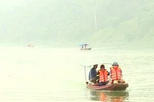 Lực lượng chức năng tìm kiếm hai nạn nhân mất tích trong vụ lật thuyền trên sông Lô. (Ảnh: CTV)