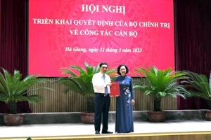 Đồng chí Trương Thị Mai trao quyết định của Bộ Chính trị giao đồng chí Nguyễn Mạnh Dũng giữ chức Quyền Bí thư Tỉnh ủy Hà Giang.