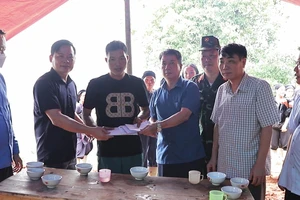 Lãnh đạo huyện Hoàng Su Phì thăm hỏi gia đình bị nạn do sạt lở đất.