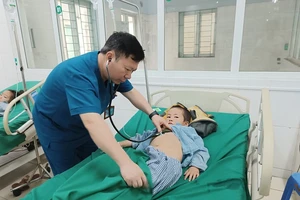 Bệnh nhi ngộ độc quả hồng châu điều trị tại Bệnh viện Đa khoa tỉnh Hà Giang.