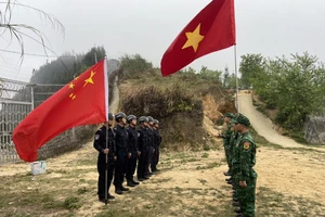 Đội hình tuần tra hai nước Việt Nam-Trung Quốc gặp gỡ trên tuyến biên giới.