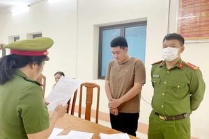 Cơ quan Công an thi hành lệnh bắt tạm giam đối tượng Trần Trung Hiếu.