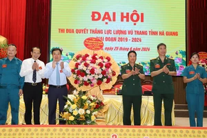 Quyền Bí thư Tỉnh ủy Hà Giang Nguyễn Mạnh Dũng tặng hoa chúc mừng đại hội.