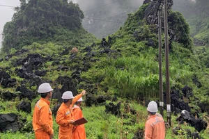 Công nhân Điện lực huyện Yên Minh (Hà Giang) khảo sát cấp điện cho các thôn biên giới.