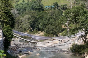 Cầu dân sinh thôn Lũng Cáng, xã Thuận Hòa, huyện Vị Xuyên bị sập khi đang thi công.