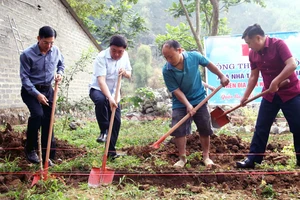 Các đồng chí lãnh đạo tỉnh Hà Giang, huyện Quản Bạ thực hiện nghi thức khởi công xây dựng nhà cho gia đình anh Hạng Mí Sử.