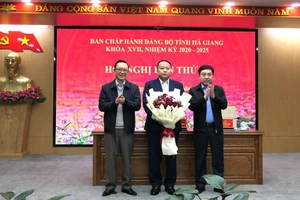 Các đồng chí lãnh đạo tỉnh Hà Giang tặng hoa chúc mừng đồng chí Phan Huy Ngọc.