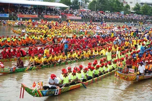 Đua ghe ngo là điểm nhấn trong khuôn khổ Ngày hội văn hóa, thể thao và du lịch đồng bào Khmer Nam Bộ.