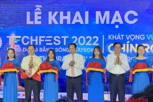 Các đại biểu cắt băng khai mạc TECHFEST Mekong 2022. 