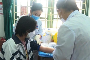 Nhân viên y tế huyện Chợ Đồn khám, điều trị cho học sinh nhiễm cúm B.