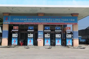 Sáng 3/11, cửa hàng bán lẻ xăng dầu Long Toàn Tâm thông báo “Hết xăng” phía trước các cột bơm xăng.