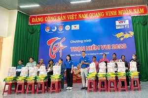 Đại diện Ban tổ chức và đơn vị đồng hành trao tặng quà Tết đến đồng bào dân tộc thiểu số huyện Tuy Phong, tỉnh Bình Thuận.